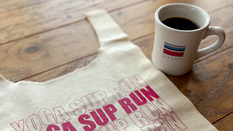 オリジナルトートバッグやTシャツ、カフェドリンク等の特典物